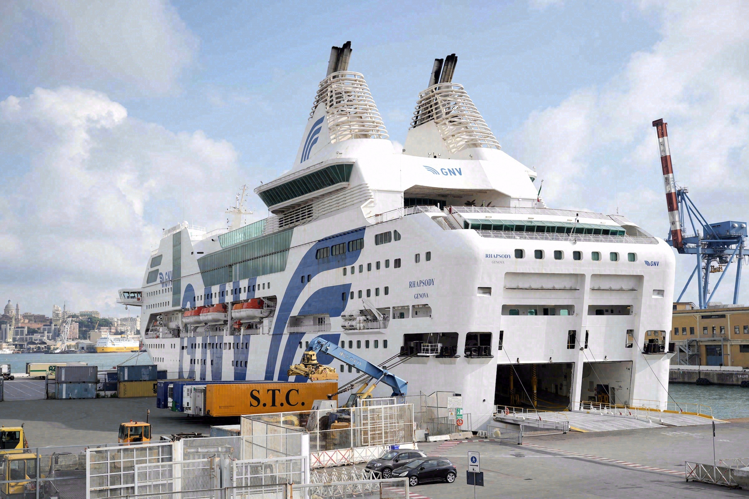 En GNV-færge i havnen i Genoa, udgangspunktet for din overfart til Tunis.